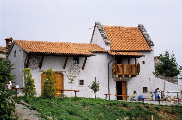 Kraška hiša, drugo poslopje pliskoviškega hostla.