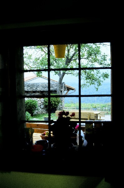Pogled skozi kuhinjsko okno.