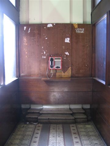 Telefonska govorilnica na beograjskem tehniskem faksu