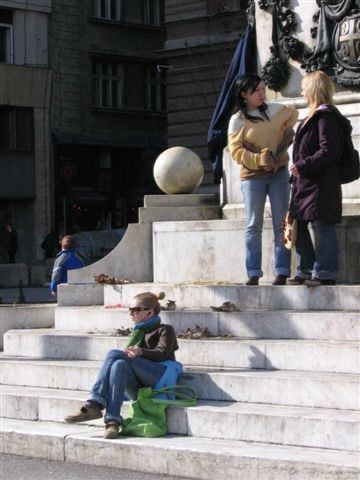 Beograjska dekleta na glavnem trgu