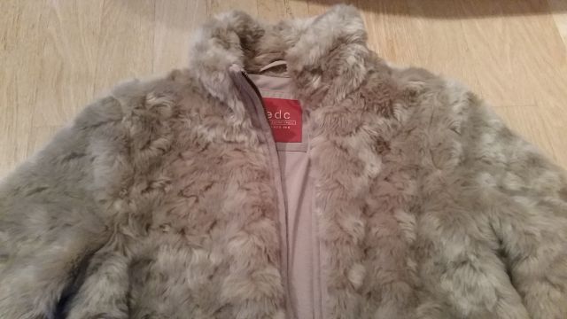 Full lepa jaknica Esprit, velikost S, čisto nova. 35 eur, nova je bila 120.