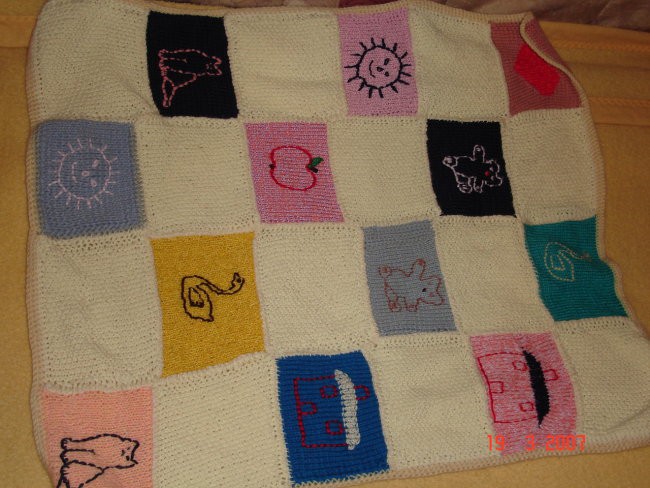 Dekica narejena iz ostankov volne za Jana, sedaj jo uporablja Klara.