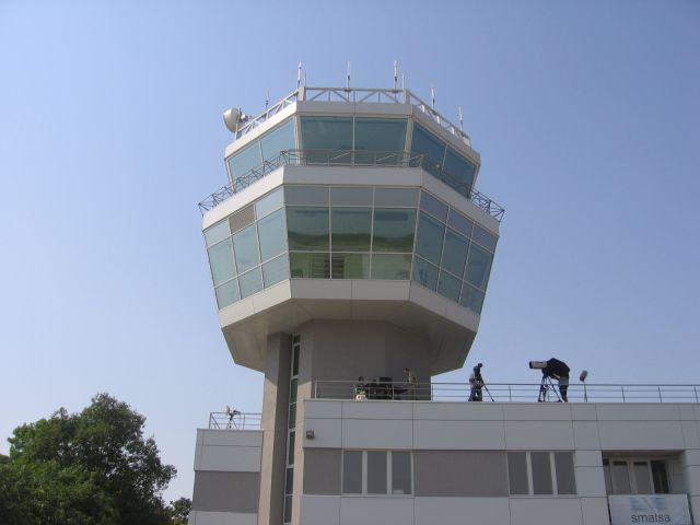 Kontrolni stolp vojaškega letališča Batajnica