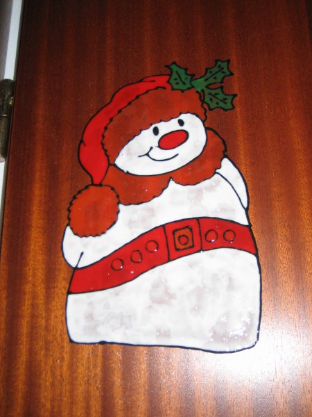 Ta snežak je biu sicer na oknu, ker pa ni bilo nič snega, sem ga nalimala kar na vrata! ;)