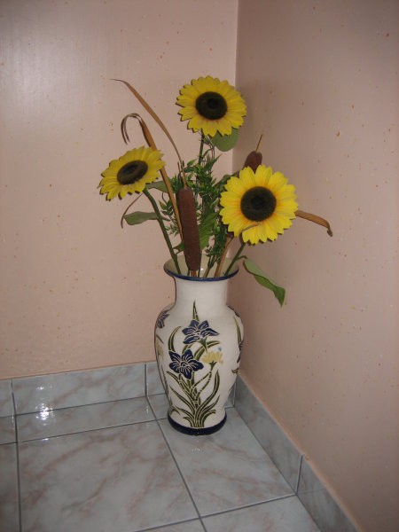 Ta vaza s sončnicami krasi stopnišče!