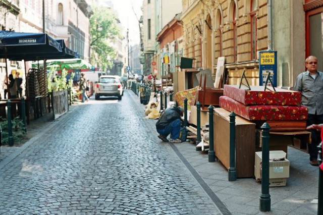 No, ko sva bila v Pesti so imeli kosovni odvoz, tako da so bile ulice polne smeti.