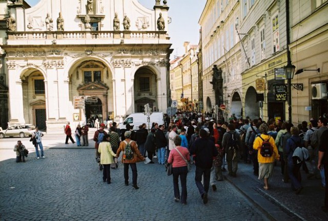 Take trume folka so zapuscale Karlov most, ki je za mano.