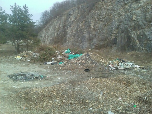 Komusova deponija ob smetiški cesti