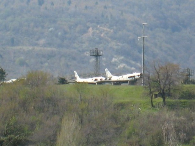 Ostanki bojne opreme JNA na hribu nad vojašnico.