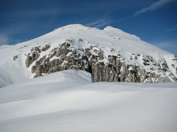 Proti vrhu.