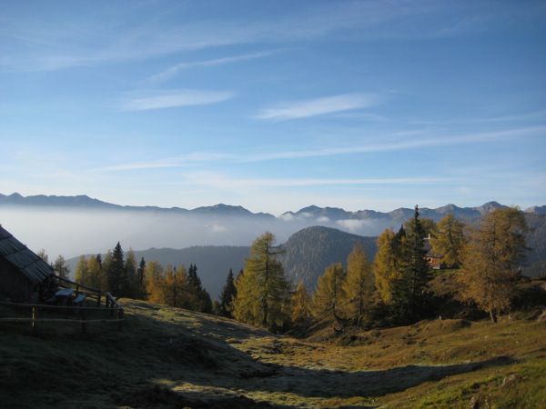 Ura je osem in sonce žge.