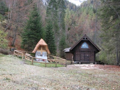 Finzgarjeva kapelica in obelezje padlim v Martuljskih gorah.