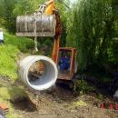Bagerista Emin  znalacki transportuje cijevi
samo polako one znaju biti i jako opasne kad