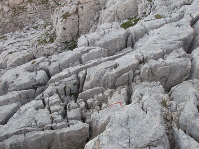 Kake razpoke nastanejo v skalah zaradi suše.