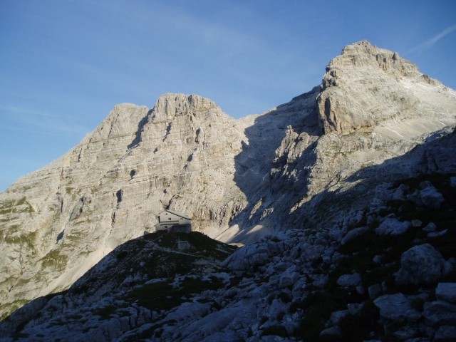 Pihavec in Bovški Gamsovec za Pogačnikovim domom, kjer smo najprej morali plačati hrano in