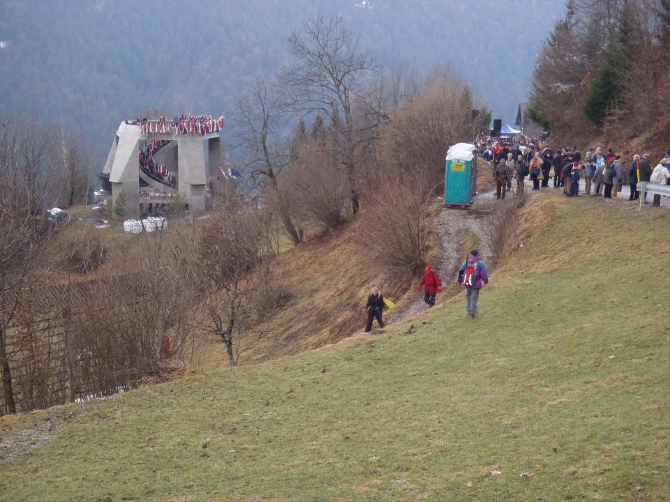 Prihajamo proti spomeniku.