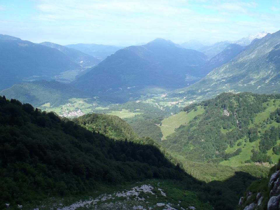 Kobariški stol, Drežnica in za malim hribčkom levo je Kobarid.