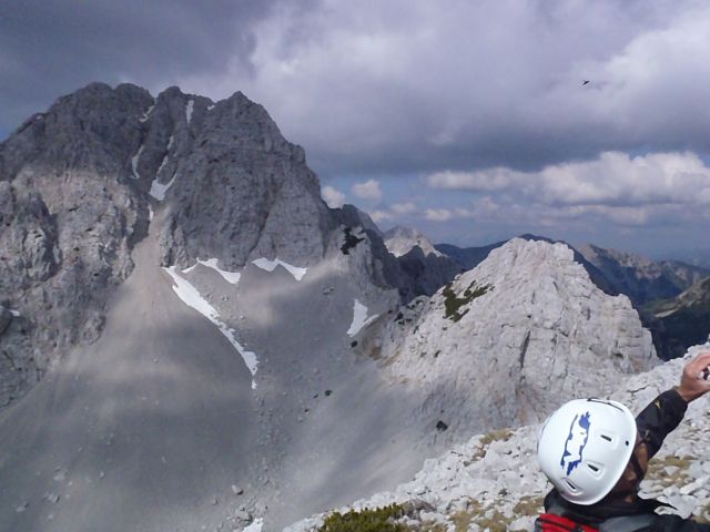 Vrtača in desno naš naslednji cilj - Zelenjak.