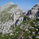 Krn in na levem robu Gomiščkovo zavetišče.