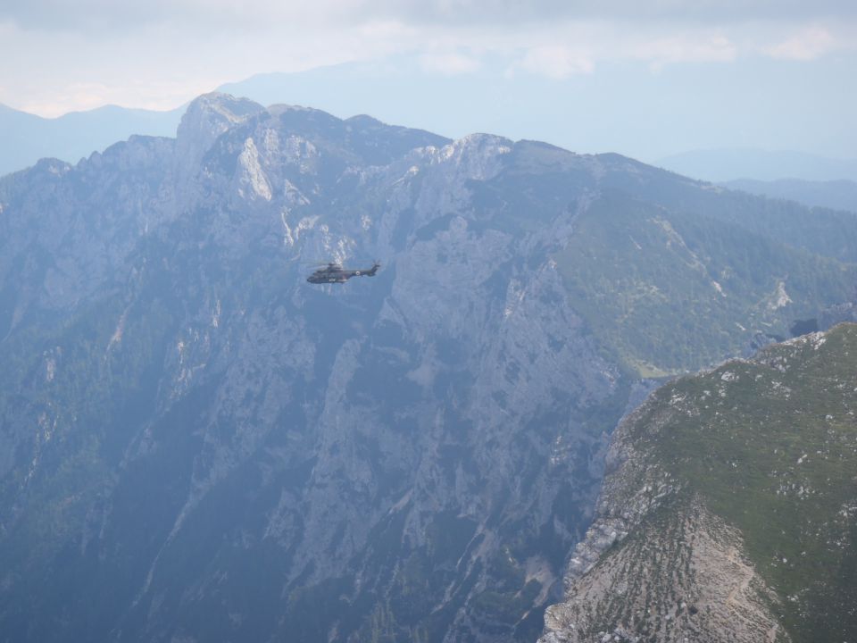 Helikopter preletava Krmo.