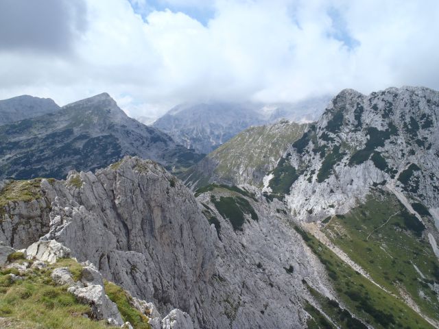 Malo Tosca,VDV,v megli Triglav in desno MDV.