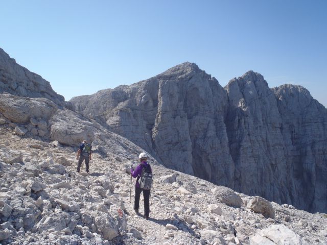 Dolgo zavijanje levo in desno pred sedlom Planja.