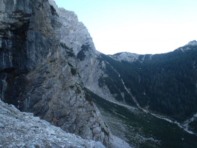 Pogled proti vstopu Kopiščarjeve poti (prednje okno).
