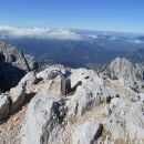 Vrh kranjske rinke, zadaj velika baba.