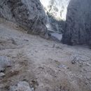 Pogled navzdol v žleb.