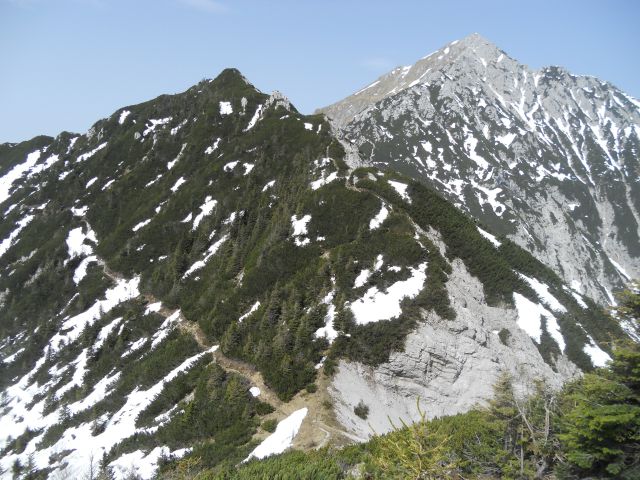 Pogled nazaj na prehojeni Bašeljski vrh, desno Storžič.