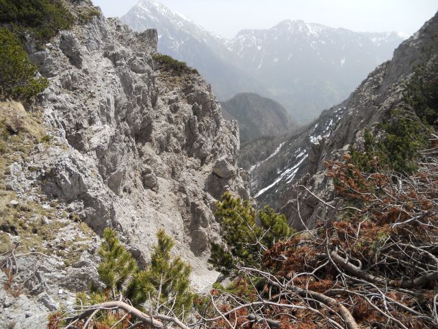 Pogled v dolino med M. Grintovcem in Srednjim vrhom.