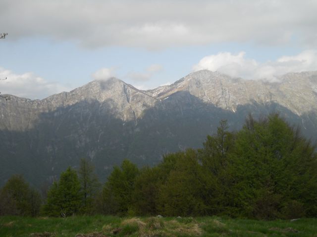 Pogled proti gorskem grebenu Polovnik