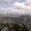 Pogled proti Mangartu in Jalovcu (v oblakih)