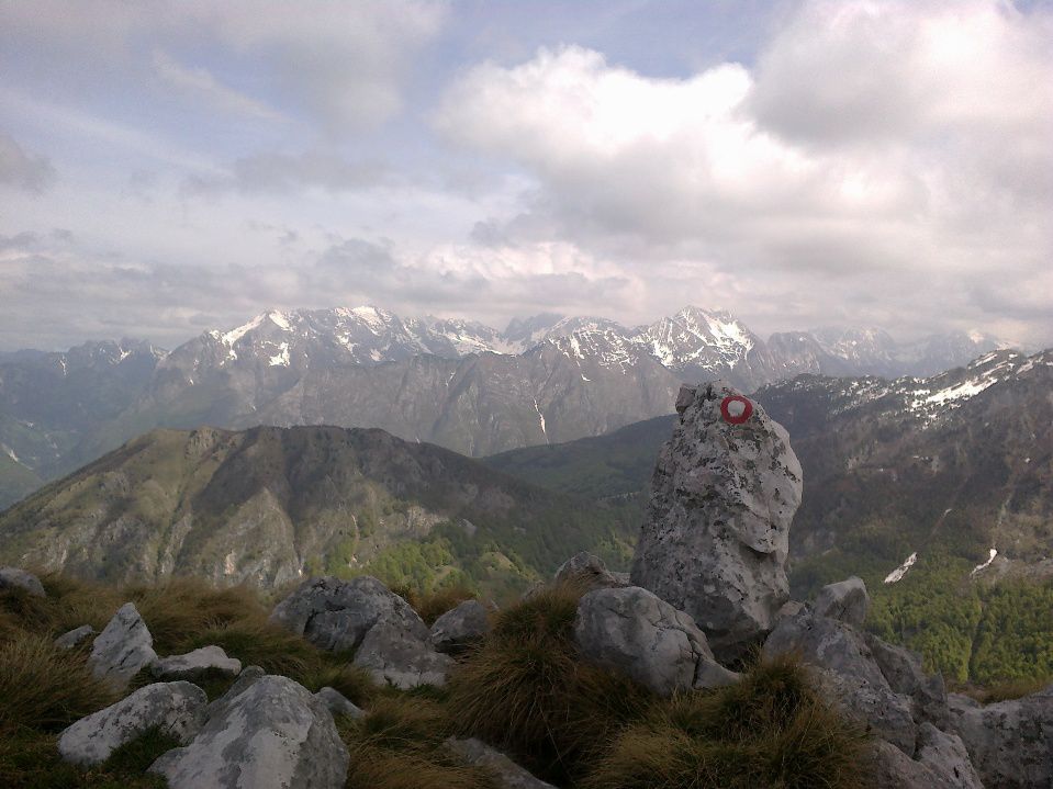 Pogled proti Mangartu in Jalovcu (v oblakih)