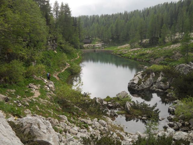 Odpre se razgled na jezero in kočo pri Triglavski jezerih