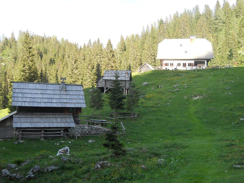 Koča na Planini pri jezeru (1453m)