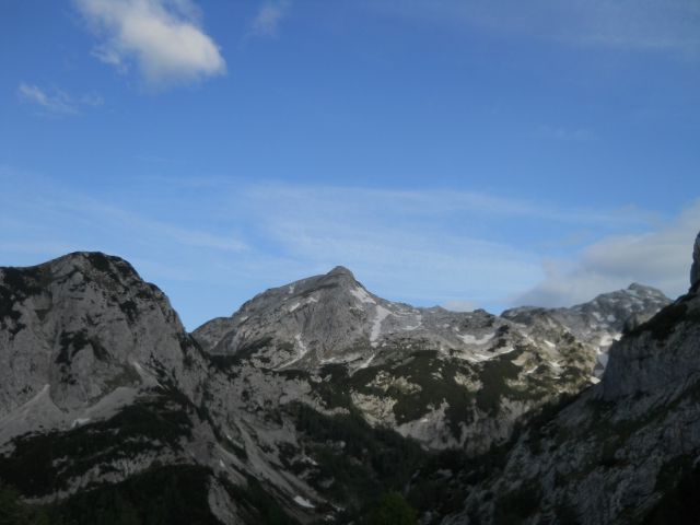 Razgled iz poti (od leve proti desni: Ogradi - Debeli vrh - Vrh Hribaric)
