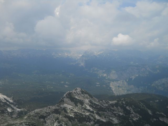 Pogled proti Triglavu in okoliškim vrhovom