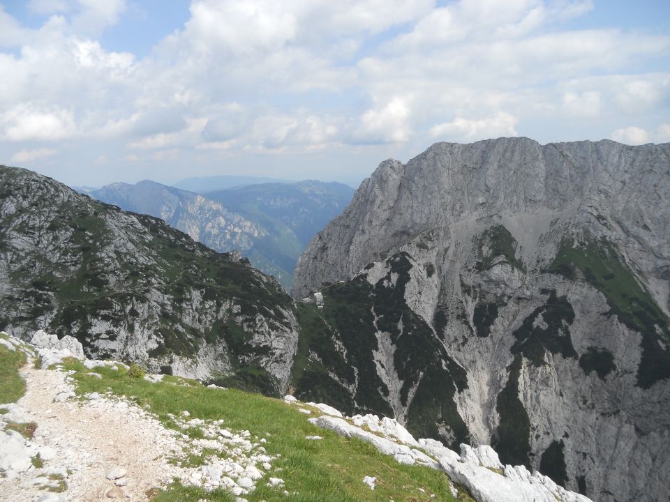 Kalška gora nad Cojzovo kočo in bolj desno Kalški greben.