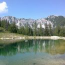 Prekrasno jezero z razgledi na vrhove Pece