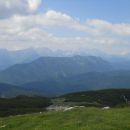 Razgled na Olševo (naprej) in Kamniško-Savinjske alpe (zadaj)