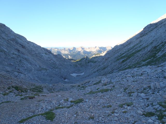 Dolina - Pot Za Kopico, daleč zadaj Vogel in sosedje.