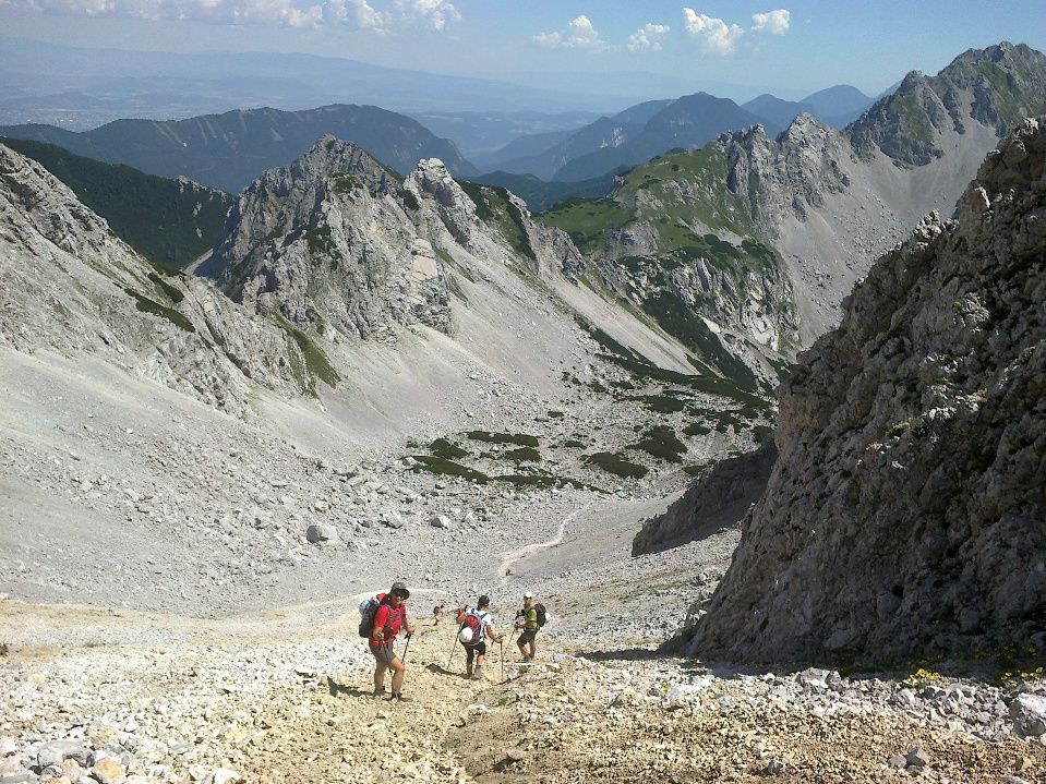 Proti Celovški koči sestopimo po melišču