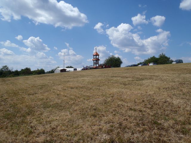 Razgledni stolp na vrhu.