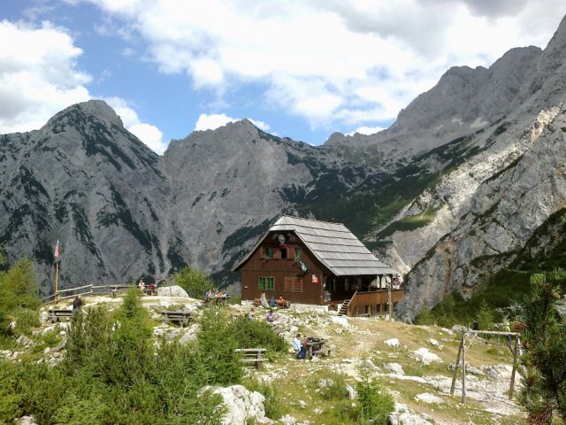 Češka koča v objemu prečudovitih okoliških vrhov