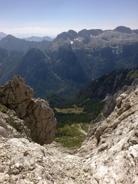 Pogled na kočo Rifugio Corsi, Viško planino in Kanin z poti Anita Goitan