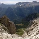 Pogled na kočo Rifugio Corsi, Viško planino in Kanin z poti Anita Goitan