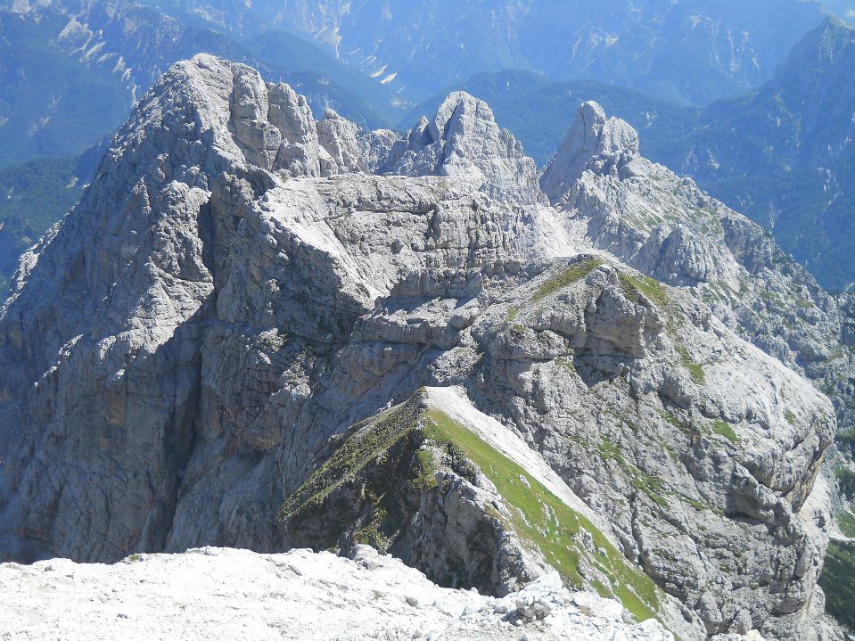 Pogled na vrhove pod katerimi poteka plezalna pot Anita Goitan