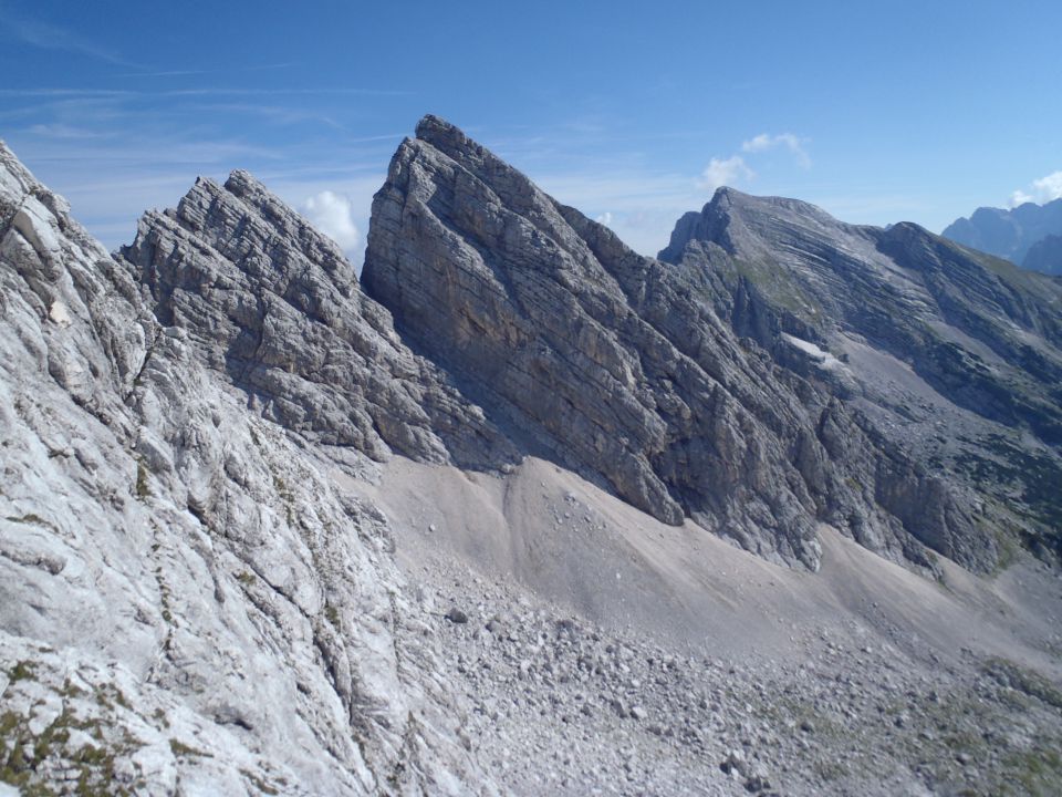 Vedno bolj se odkriva veriga od šit do mojstrovk.