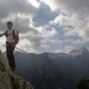 Pot proti Škrlatici (zadaj razgled na Triglav)